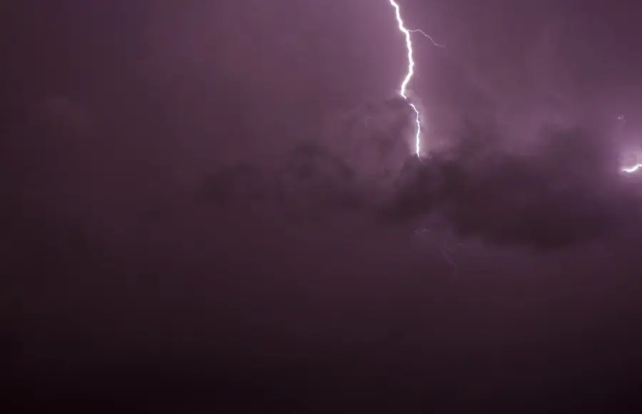 Rayo en un cielo de tormenta violeta