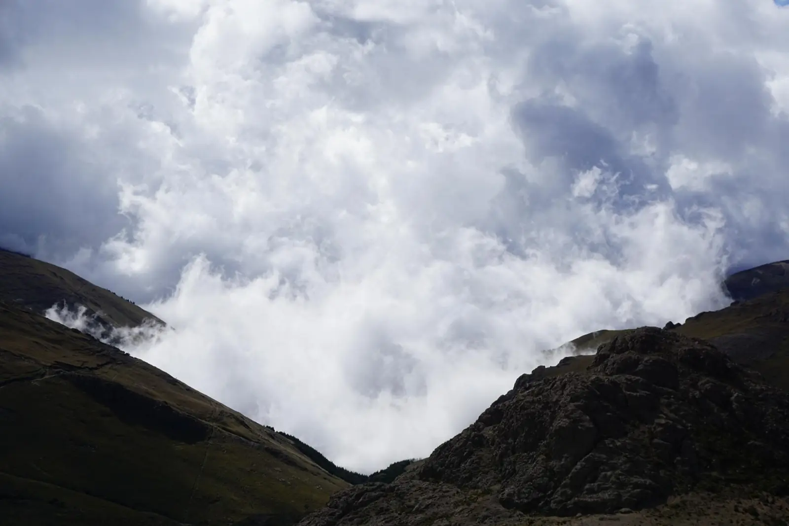 Nubes densas que llenan un valle entre montañas: imagen asociada a ansiedad y ataques de pánico